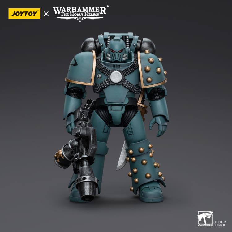 Joy Toy - JT9596 - Warhammer 40,000 - Sons of Horus - MKIV Tactical Squad Legionary with Flamer (1/18 Scale) - Marvelous Toys