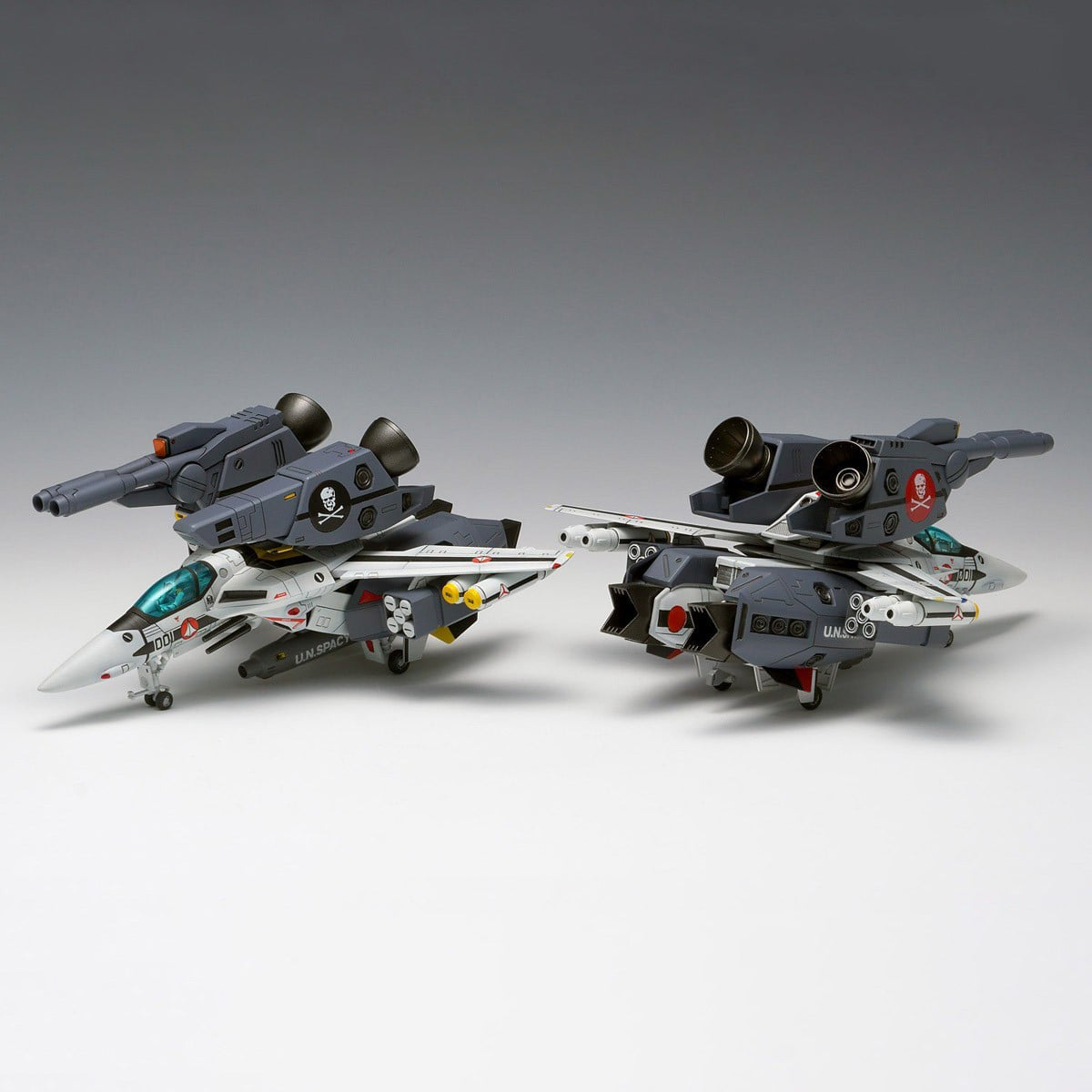Wave - Macross: Do You Remember Love? - VF-1S Strike Valkyrie Fighter (Hikaru Ichijyo&#39;s and Roy Focker&#39;s Custom Model Kit (1/100 Scale) - Marvelous Toys