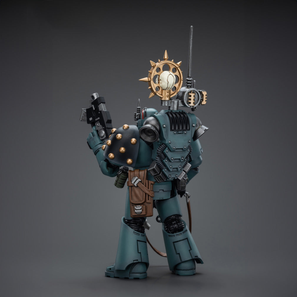 Joy Toy - JT9473 - Warhammer 40,000 - Sons of Horus - MKVI Tactical Squad Legionary with Nuncio Vox (1/18 Scale) - Marvelous Toys