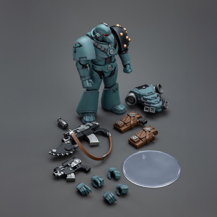 Joy Toy - JT9497 - Warhammer 40,000 - Sons of Horus - MKVI Tactical Squad Legionary with Bolter &amp; Chainblade (1/18 Scale) - Marvelous Toys