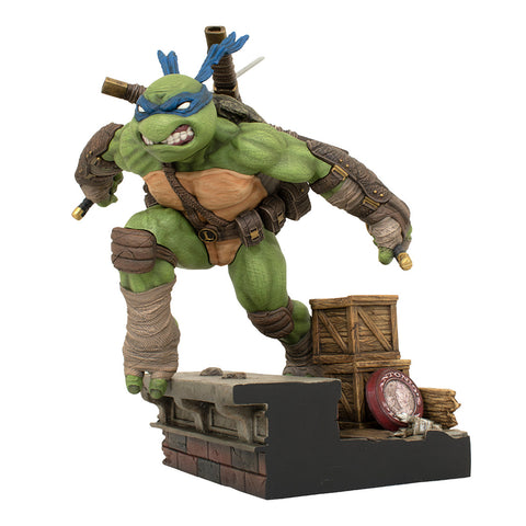 (IN STOCK) Diamond Select Toys - Teenage Mutant Ninja Turtles - Leonardo Gallery Diorama