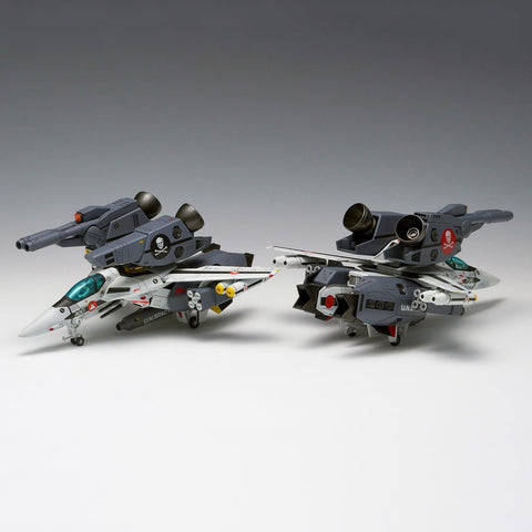 Wave - Macross: Do You Remember Love? - VF-1S Strike Valkyrie Fighter (Hikaru Ichijyo's and Roy Focker's Custom Model Kit (1/100 Scale)