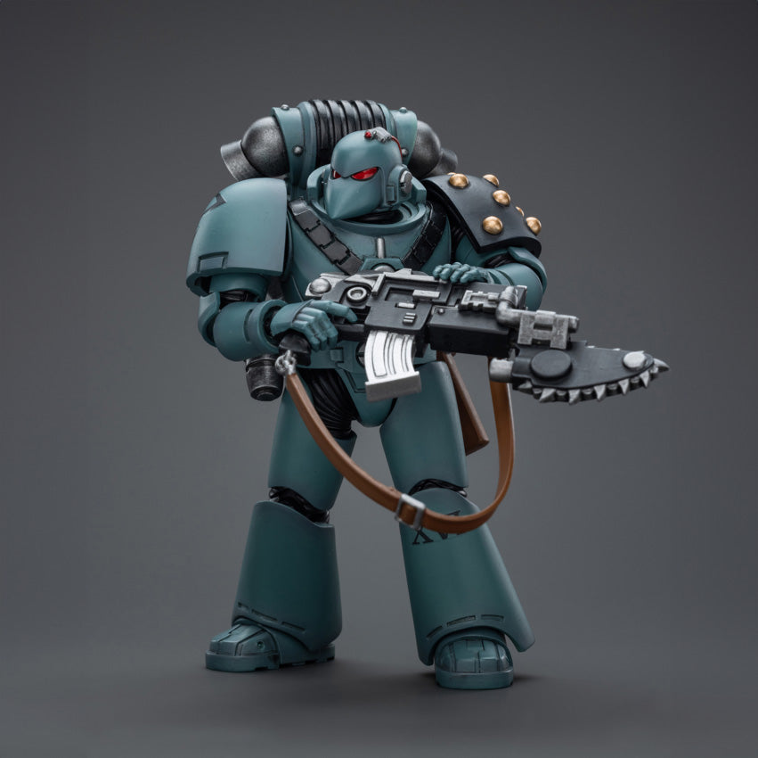Joy Toy - JT9497 - Warhammer 40,000 - Sons of Horus - MKVI Tactical Squad Legionary with Bolter &amp; Chainblade (1/18 Scale) - Marvelous Toys