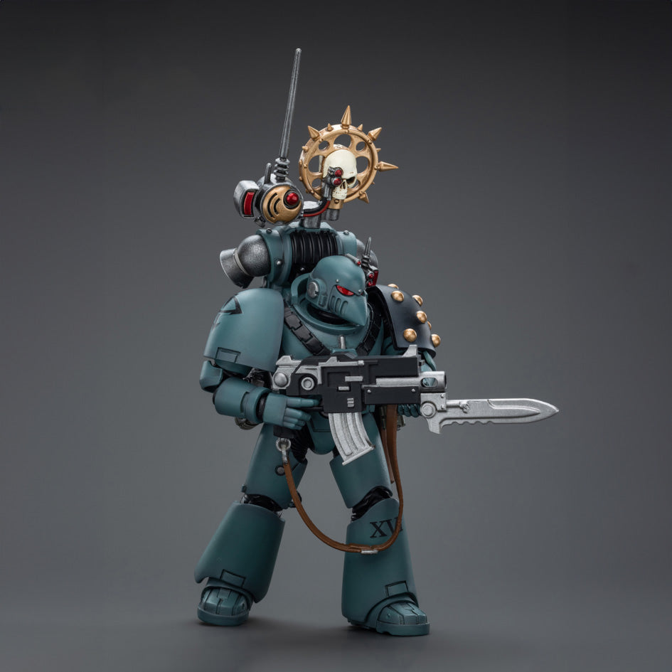 Joy Toy - JT9473 - Warhammer 40,000 - Sons of Horus - MKVI Tactical Squad Legionary with Nuncio Vox (1/18 Scale) - Marvelous Toys