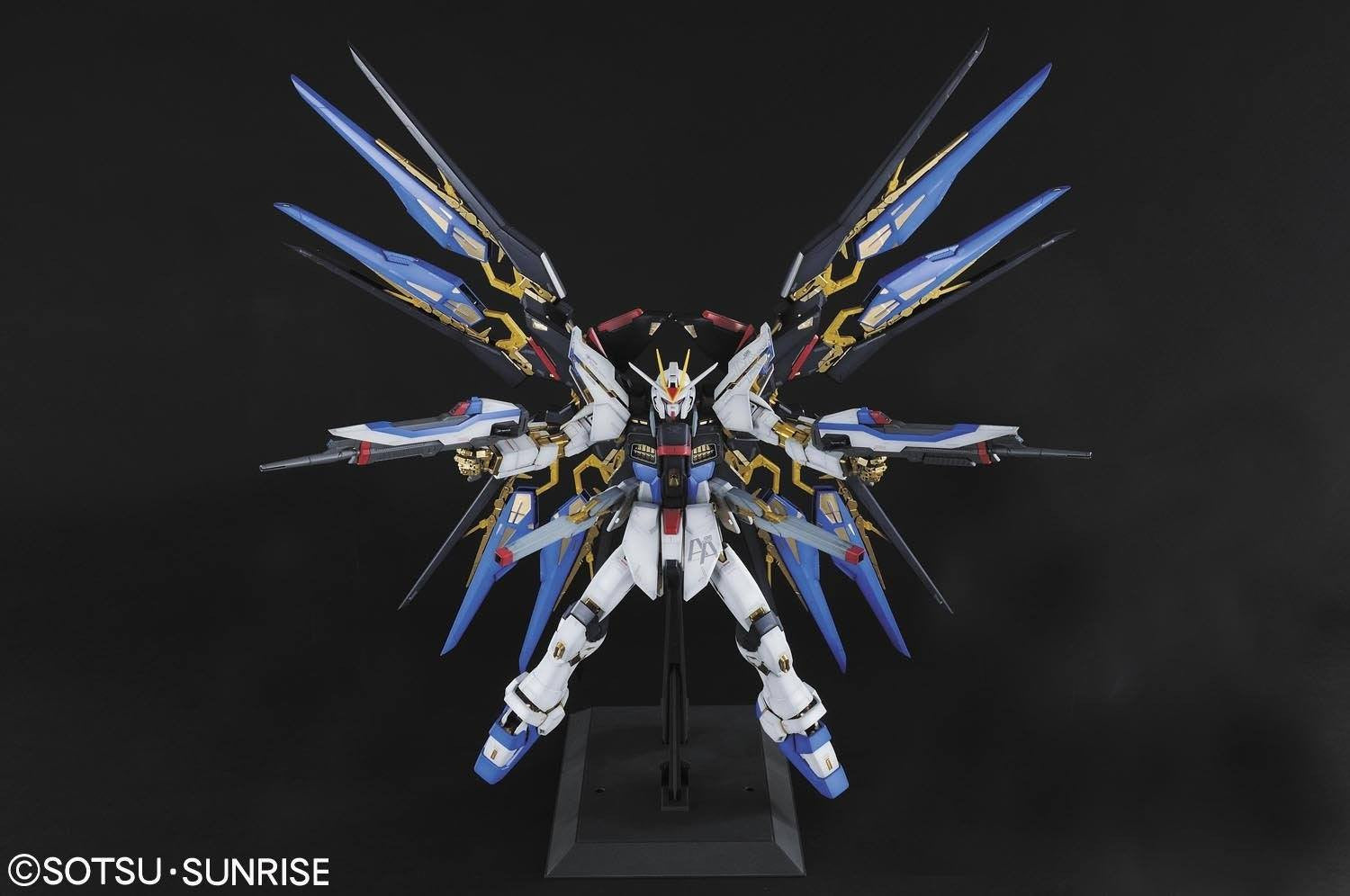 Bandai - Mobile Suit Gundam Seed Destiny 1/60 PG - Strike Freedom Gundam Model Kit - Marvelous Toys