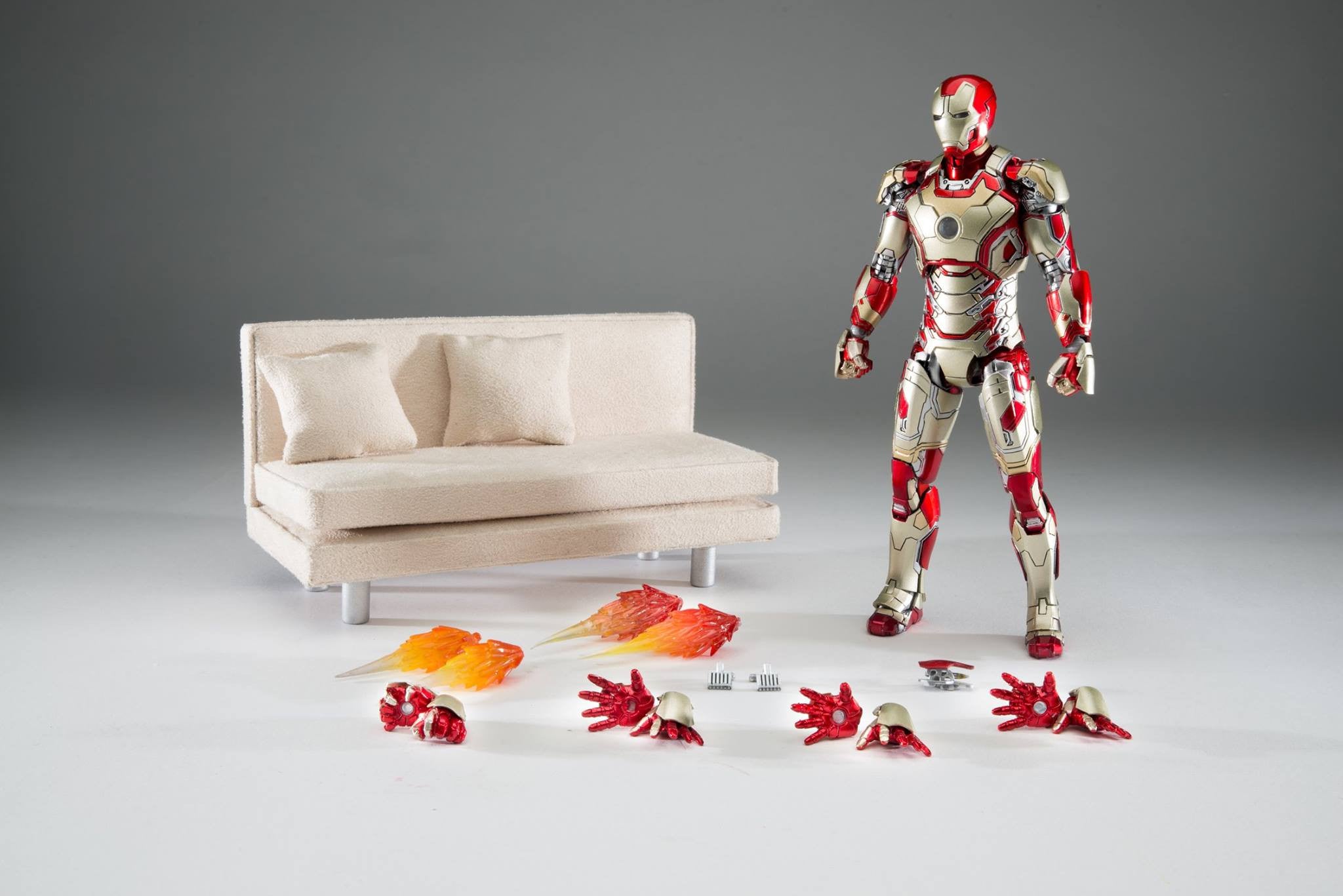 Comicave Studios - Omni Class: 1/12 Scale Iron Man Mark XLII with Sofa (SDCC 2016 EXCLUSIVE) - Marvelous Toys